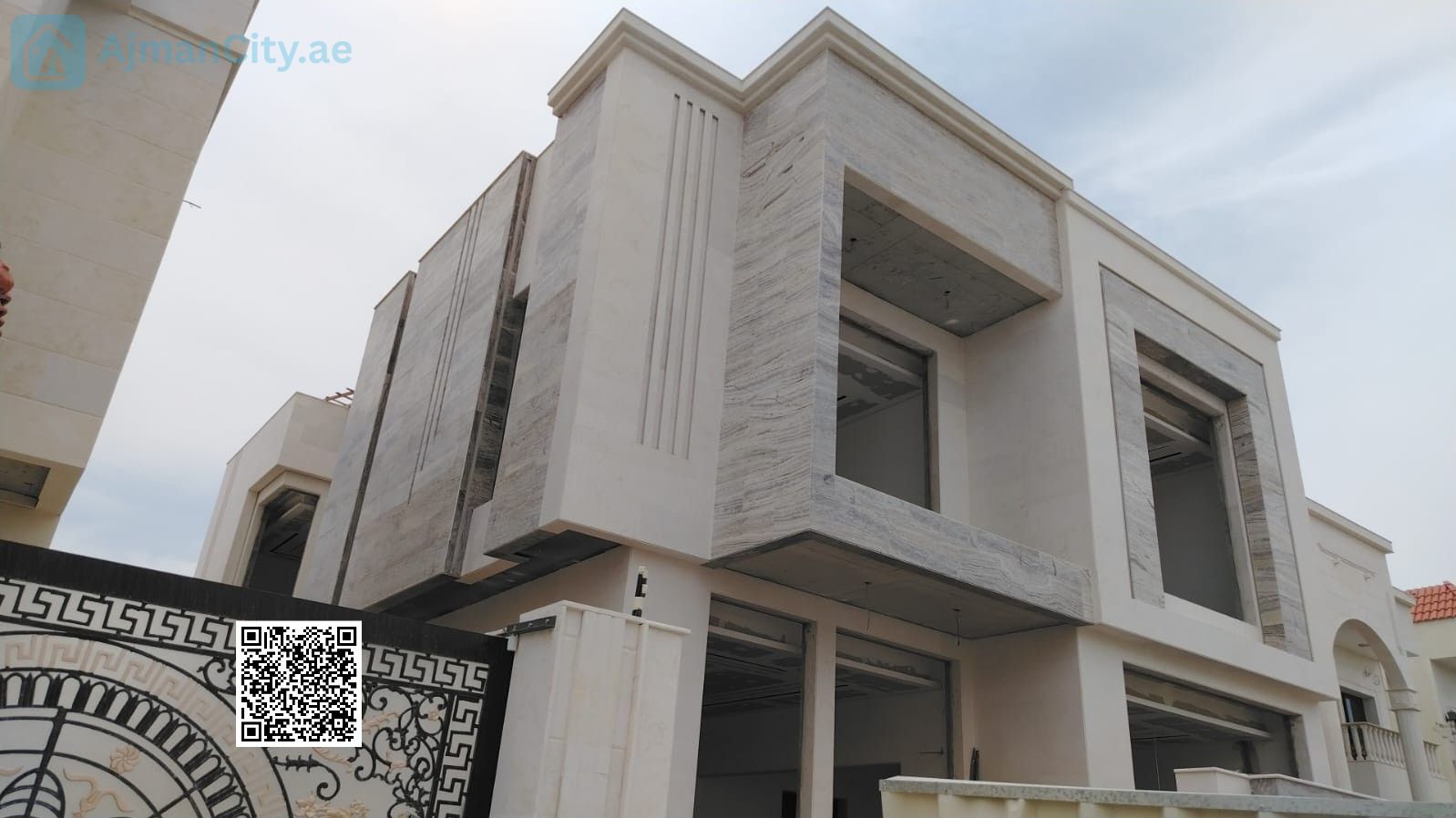 فيلا للبيع في منطقة الزاهية عجمان تملك حر بتشطيب 7 نجوم ومسبح خاص