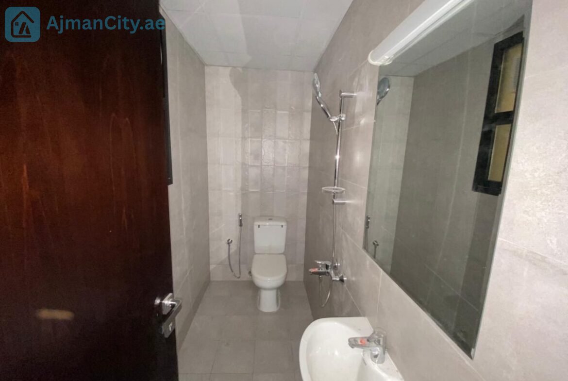 أول ساكن، بناية جديدة، غرفة ماستر، صالة واسعة، مطبخ مغلق، 2 حمام، بلكونة وإطلالة مفتوحة.