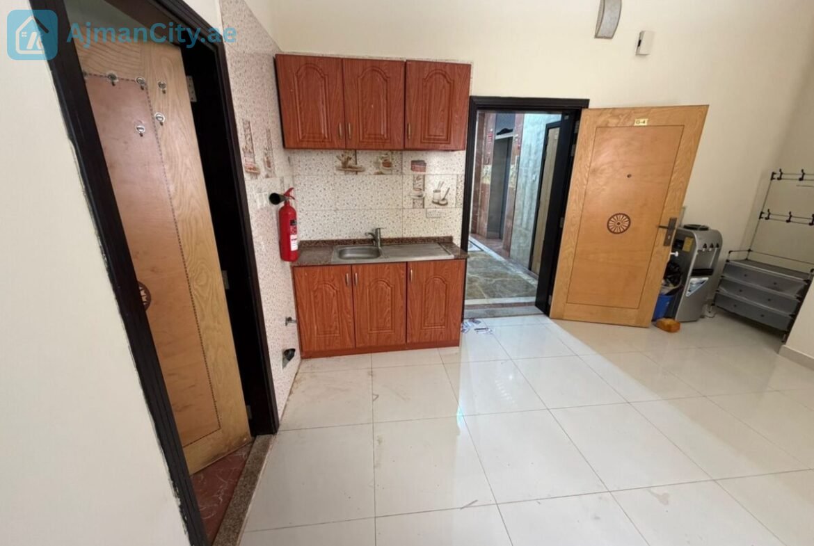 كورنيش عجمان، طابق أرضي، مساحة كبيرة، تكييف مركزي، إضاءة طبيعية،