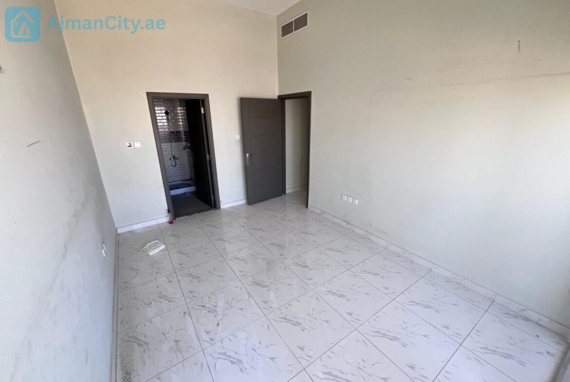 مساحة كبيرة، ثاني ساكن، غرفة ماستر، 2 حمام، بلكونة، تكييف مركزي، صيانة كاملة وموقع قريب من الخدمات.