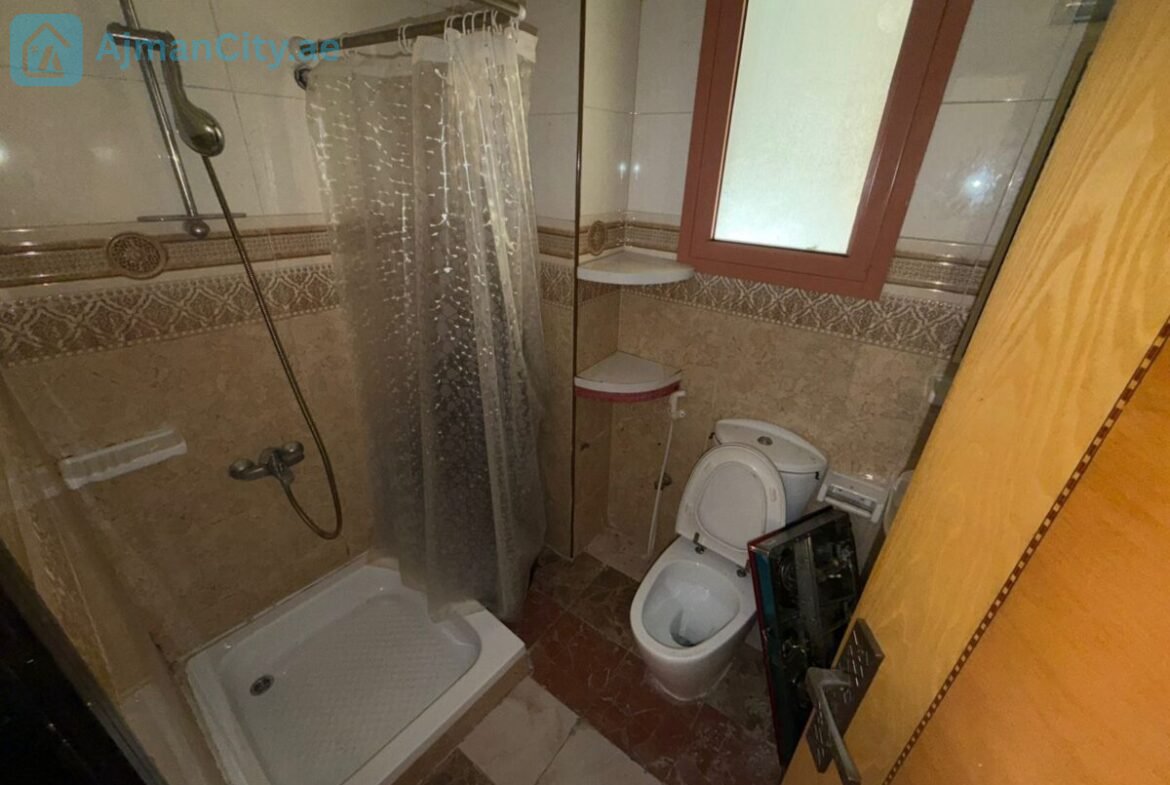 كورنيش عجمان، طابق أرضي، مساحة كبيرة، تكييف مركزي، إضاءة طبيعية،