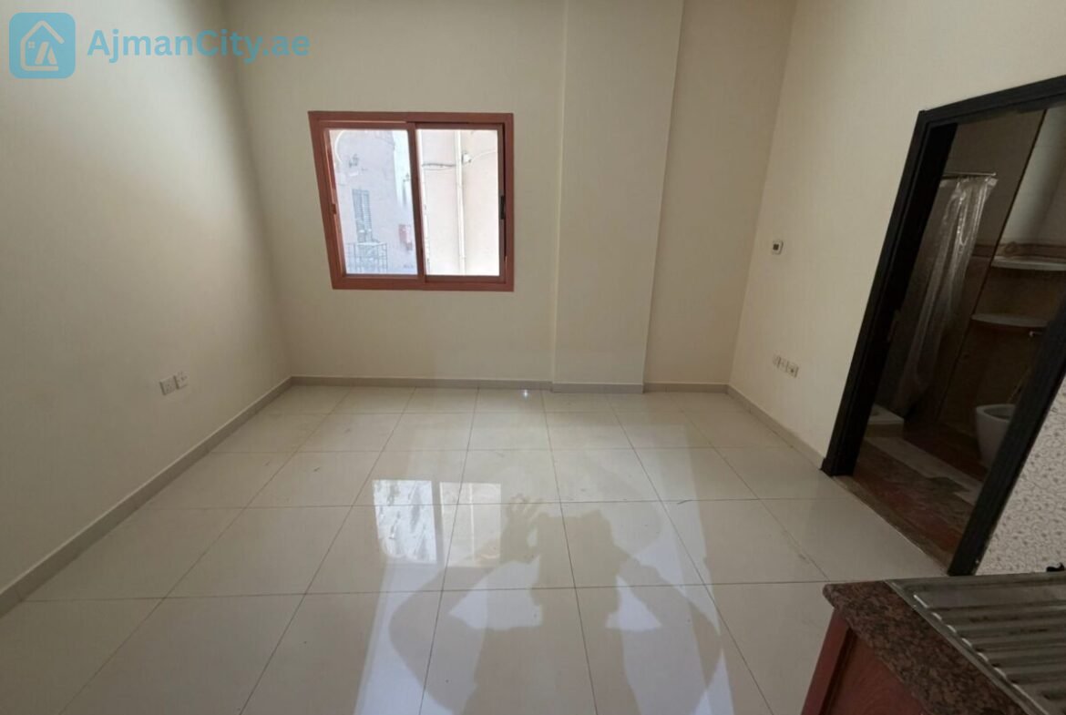 كورنيش عجمان، طابق أرضي، مساحة كبيرة، تكييف مركزي، إضاءة طبيعية،