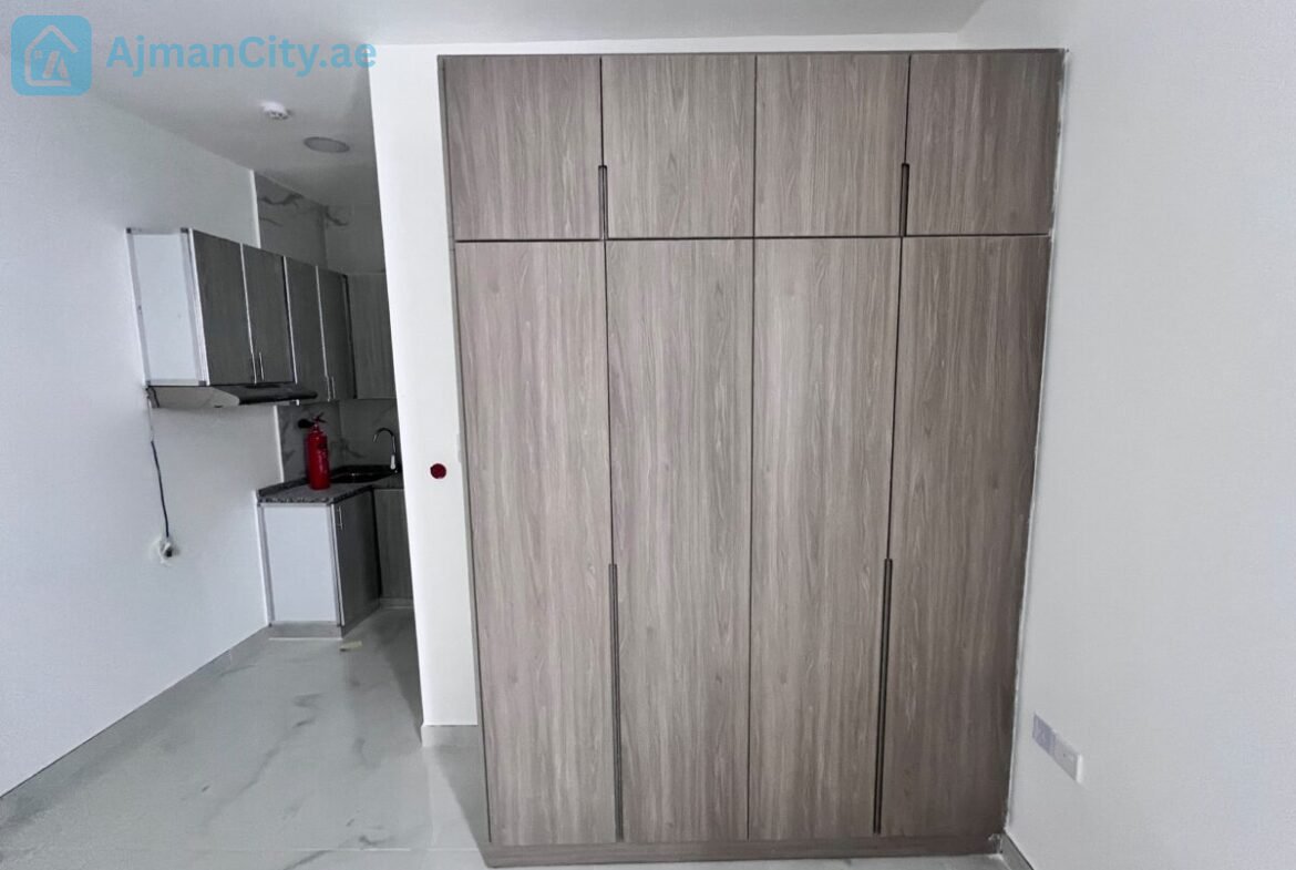 أول ساكن، طابق أرضي، منطقة العالية، تكييف مركزي، خزائن بالحائط، سهل المخرج للشارقة ودبي.