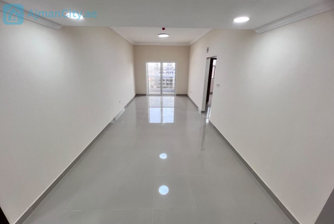 أول ساكن، مساحة ممتازة، 2 حمام، بلكونة، خزائن بالحائط، إطلالة مفتوحة، وموقع قريب من الخدمات.
