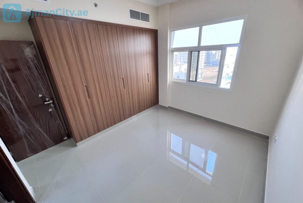 أول ساكن، مساحة ممتازة، 2 حمام، بلكونة، خزائن بالحائط، إطلالة مفتوحة، وموقع قريب من الخدمات.