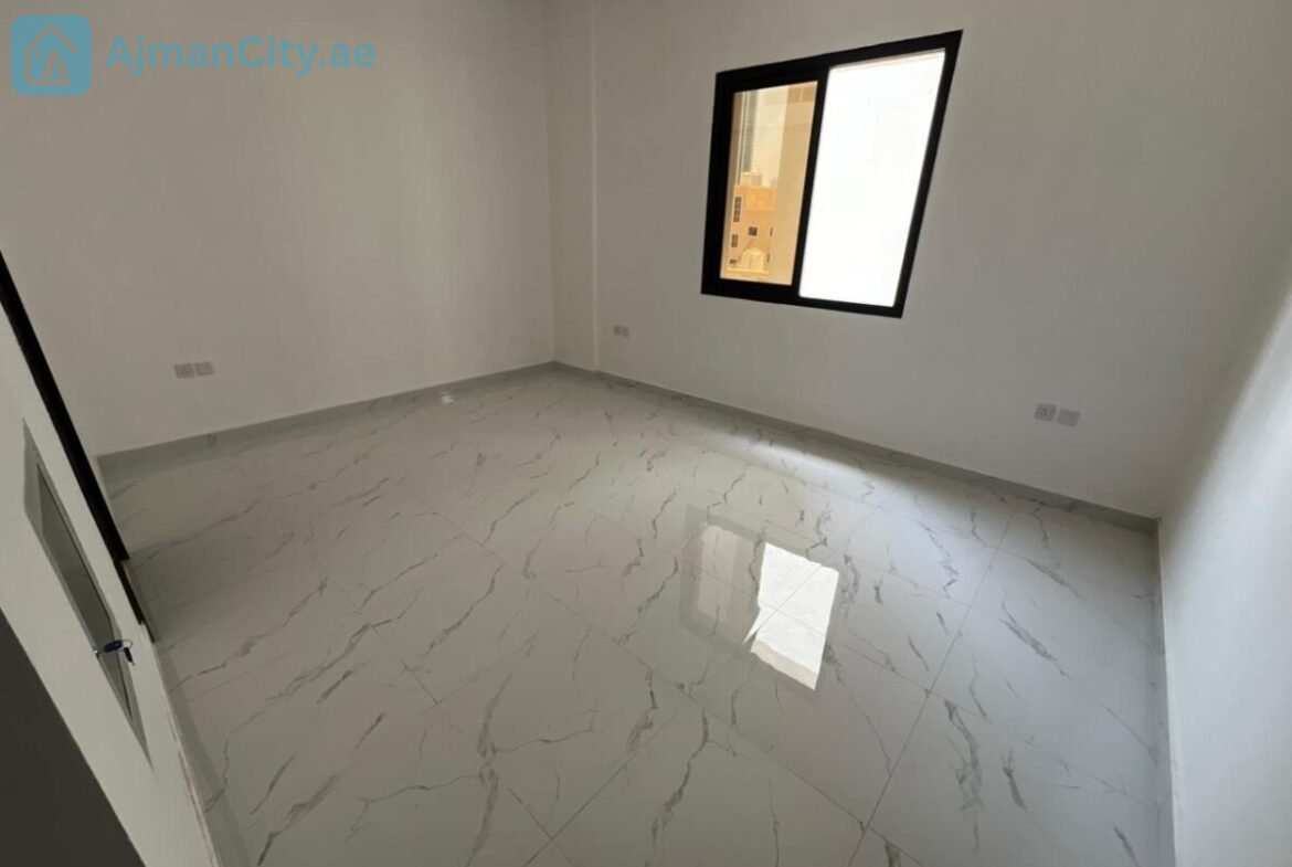 أول ساكن، كورنيش عجمان، مطبخ منفصل، مساحة كبيرة، تكييف مركزي، موقع خدمي، سهل المخرج للشارقة ودبي،