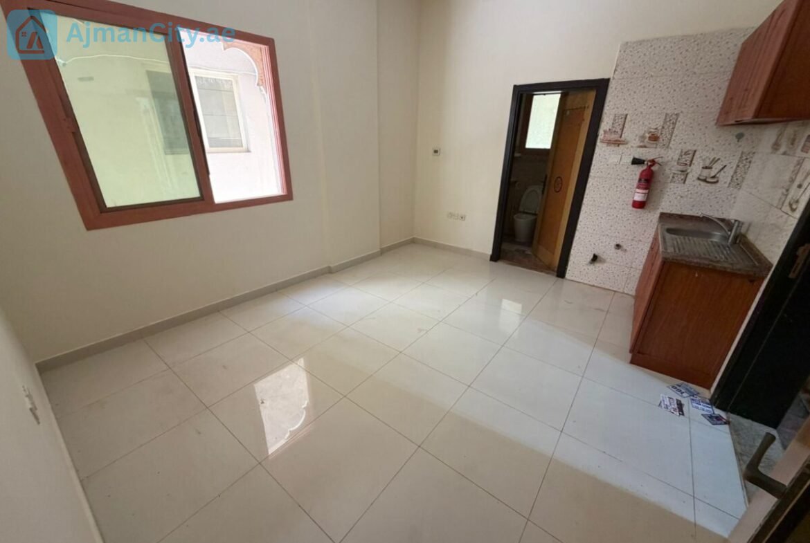 كورنيش عجمان، طابق أرضي، مساحة كبيرة، تكييف مركزي، إضاءة طبيعية،
