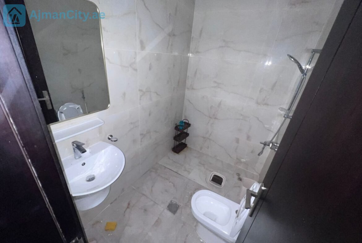 🌟 شقة تجمع بين المساحات الواسعة، الإطلالة الجميلة، الموقع المميز، والتشطيبات الراقية لتمنحك أسلوب حياة مريحاً ومثالياً للعائلة