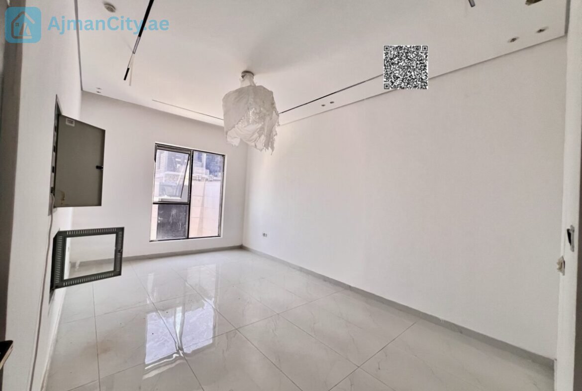 Townhouse for sale with stone facade.Built-up area: 2800 sq ftLand area: 1713 sq ft3 bedroomsRoof terrace and maid’s roomKitchen equipped with appliancesAsking price: 1,150,000 (including fees)