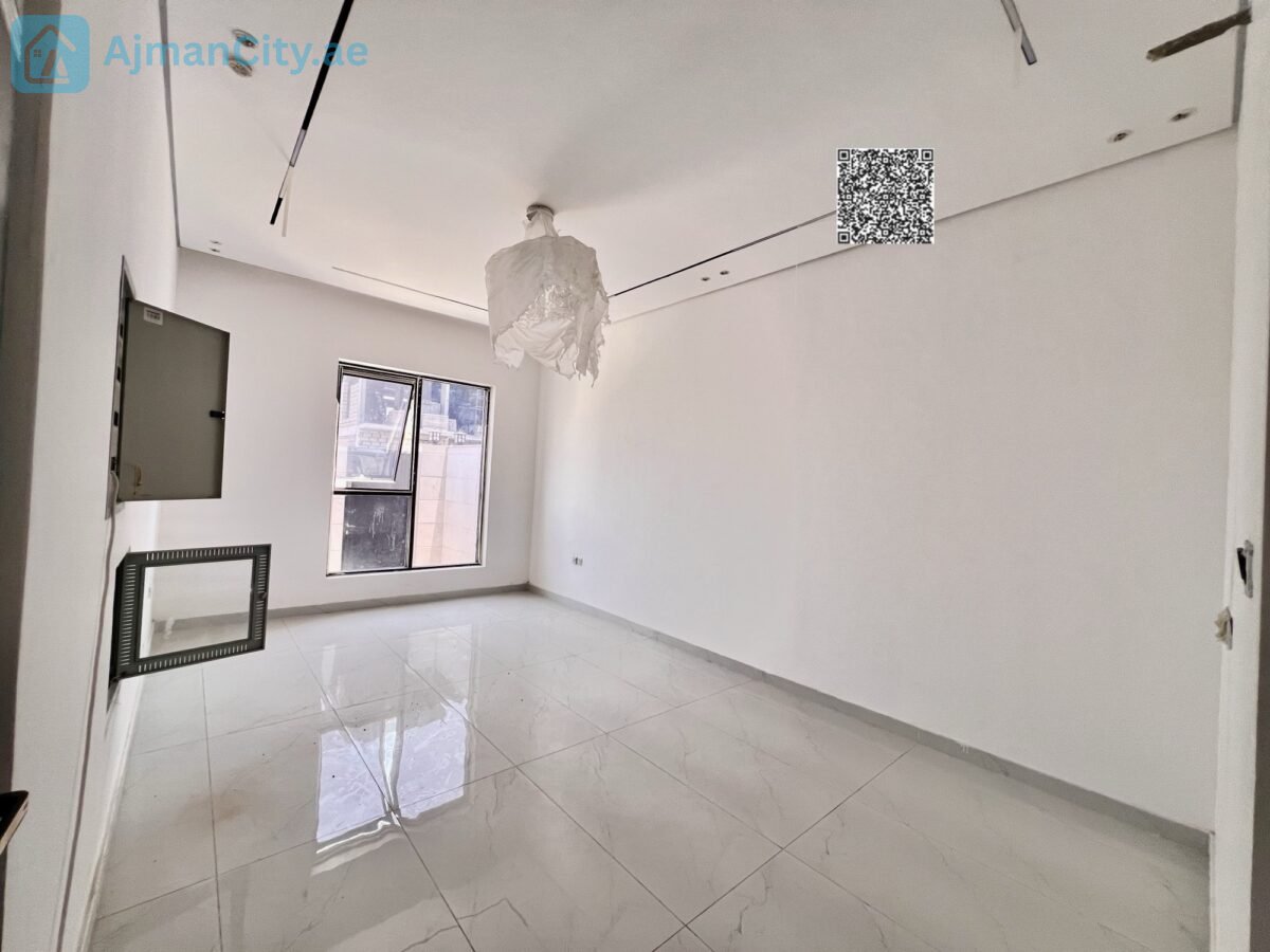 Townhouse for sale with stone facade.Built-up area: 2800 sq ftLand area: 1713 sq ft3 bedroomsRoof terrace and maid’s roomKitchen equipped with appliancesAsking price: 1,150,000 (including fees)
