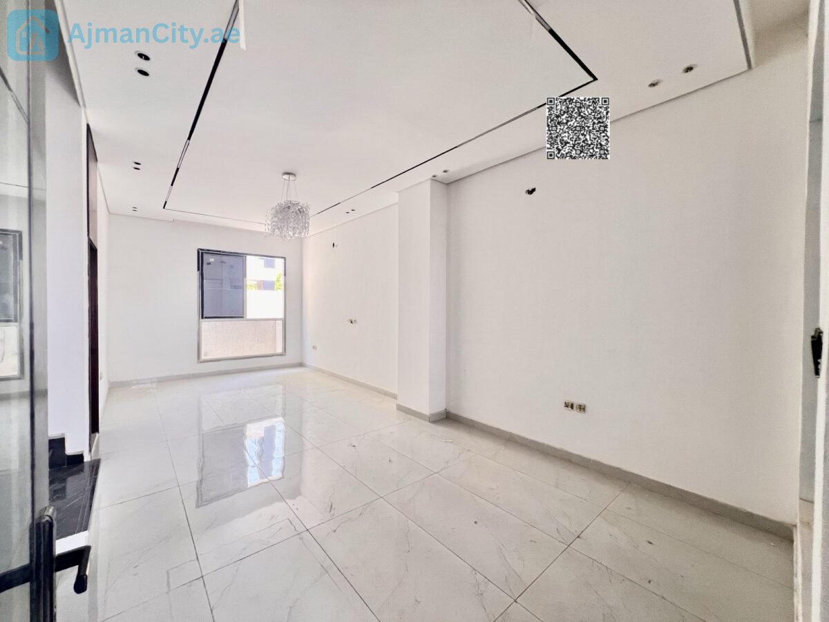 Townhouse for sale with stone facade.Built-up area: 2800 sq ftLand area: 1713 sq ft3 bedroomsRoof terrace and maid’s roomKitchen equipped with appliancesAsking price: 1,150,000 (including fees)