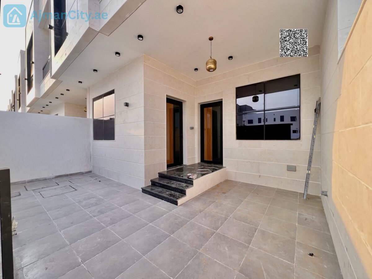 Townhouse villa in Al-Haliyo 1 consisting of 5 rooms with a living room, majlis, equipped kitchen and storage. The building area is 2560 sq ft and the land area is 1722 sq ft. The price is 1,300,000 including registration fees, and if with furniture and air conditioning, the price is 1,400,000.