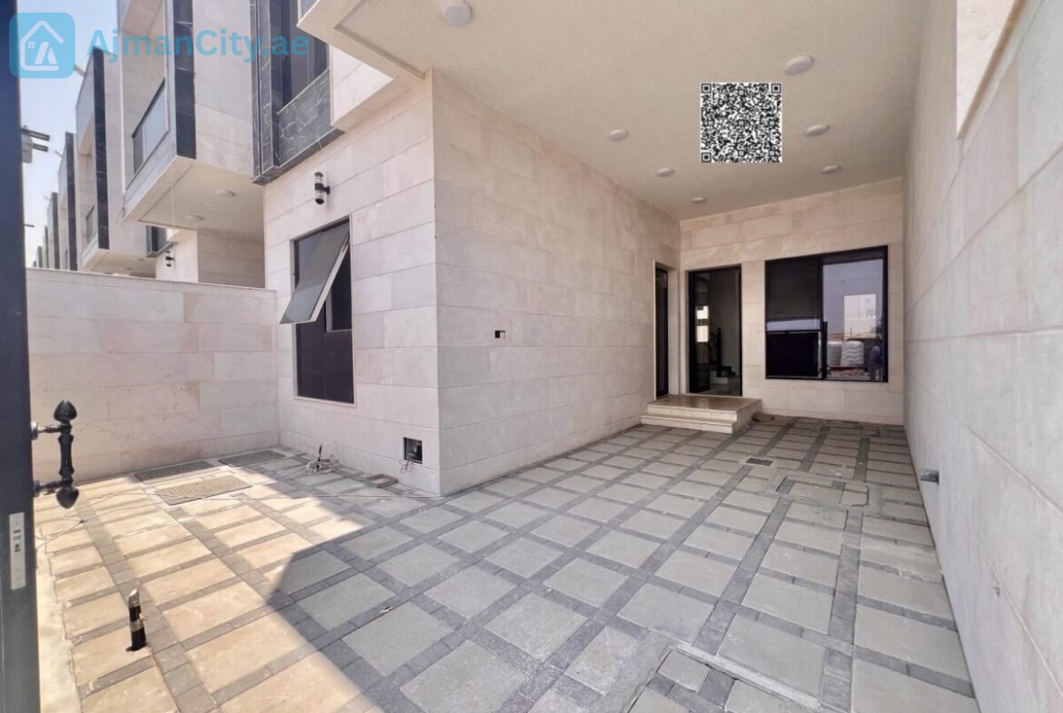 Townhouse for sale with stone facade.Built-up area: 2800 sq ftLand area: 1713 sq ft3 bedroomsRoof terrace and maid’s roomKitchen equipped with appliancesAsking price: 1,150,000 (including fees)