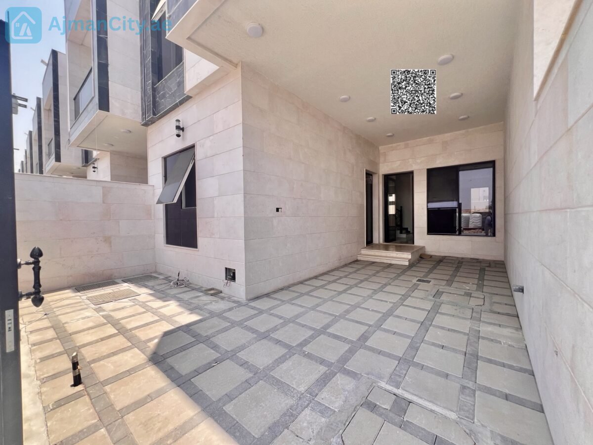 Townhouse for sale with stone facade.Built-up area: 2800 sq ftLand area: 1713 sq ft3 bedroomsRoof terrace and maid’s roomKitchen equipped with appliancesAsking price: 1,150,000 (including fees)
