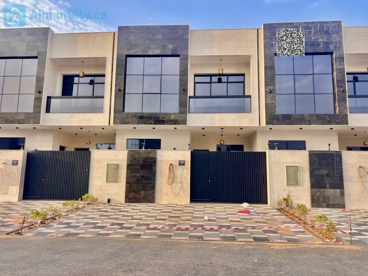 Townhouse villa in Al-Haliyo 1 consisting of 5 rooms with a living room, majlis, equipped kitchen and storage. The building area is 2560 sq ft and the land area is 1722 sq ft. The price is 1,300,000 including registration fees, and if with furniture and air conditioning, the price is 1,400,000.