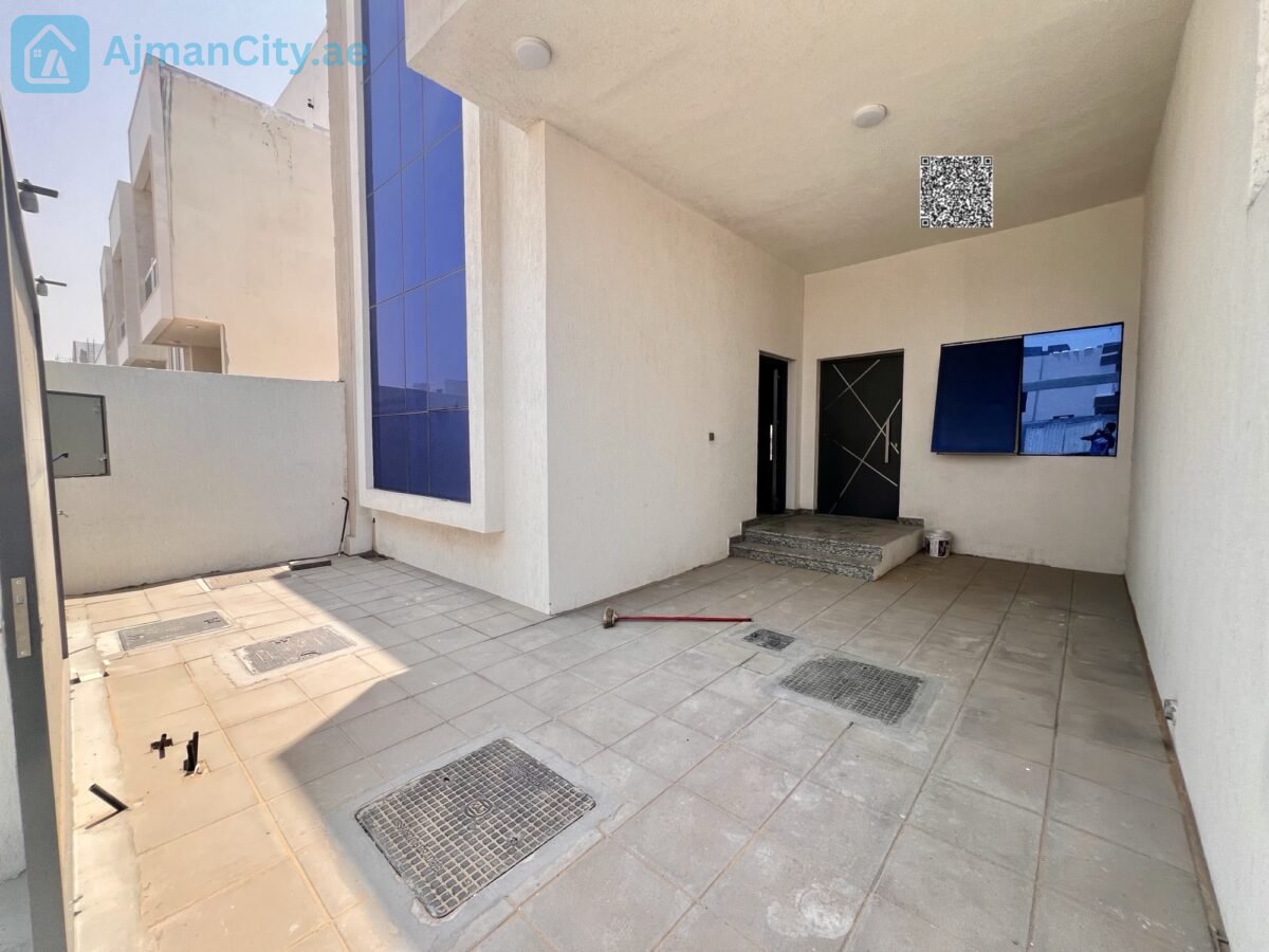 Four master bedrooms + maid’s roomMajlis, living room, and internal staircase to the roofLand area: 190 sq mBuilt-up area: approximately 3000 sq ftExcellent new price: 1,250,000Includes fees and registrationIncludes electricity and water feesVilla is on a street and alley