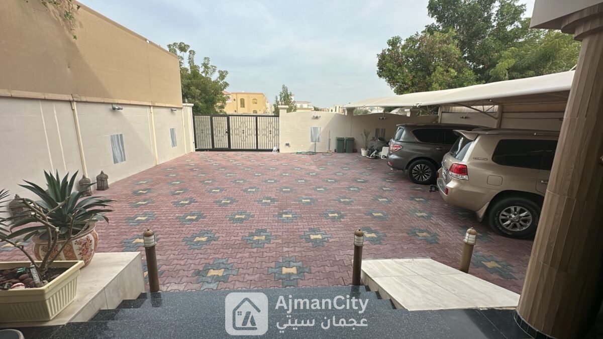 فلتين سكني تجاري للبيع الروضة عجمان