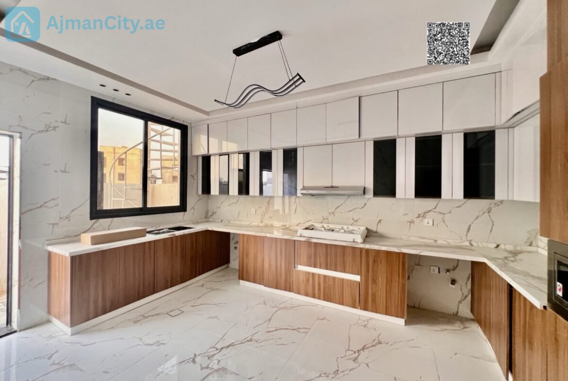 Townhouse villa in Al-Haliyo 1 consisting of 5 rooms with a living room, majlis, equipped kitchen and storage. The building area is 2560 sq ft and the land area is 1722 sq ft. The price is 1,300,000 including registration fees, and if with furniture and air conditioning, the price is 1,400,000.