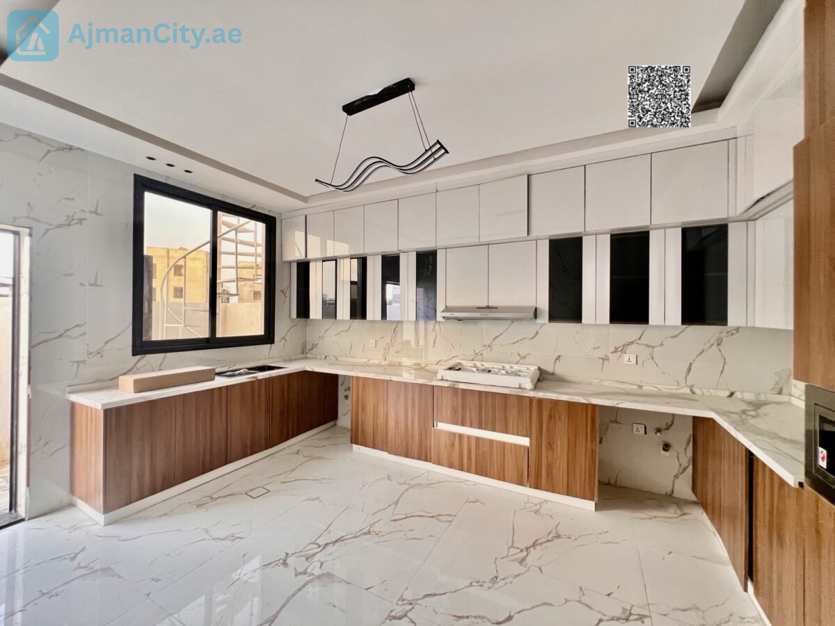 Townhouse villa in Al-Haliyo 1 consisting of 5 rooms with a living room, majlis, equipped kitchen and storage. The building area is 2560 sq ft and the land area is 1722 sq ft. The price is 1,300,000 including registration fees, and if with furniture and air conditioning, the price is 1,400,000.