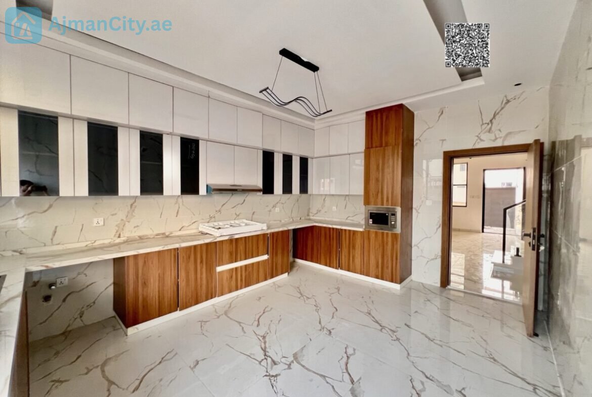 Townhouse villa in Al-Haliyo 1 consisting of 5 rooms with a living room, majlis, equipped kitchen and storage. The building area is 2560 sq ft and the land area is 1722 sq ft. The price is 1,300,000 including registration fees, and if with furniture and air conditioning, the price is 1,400,000.