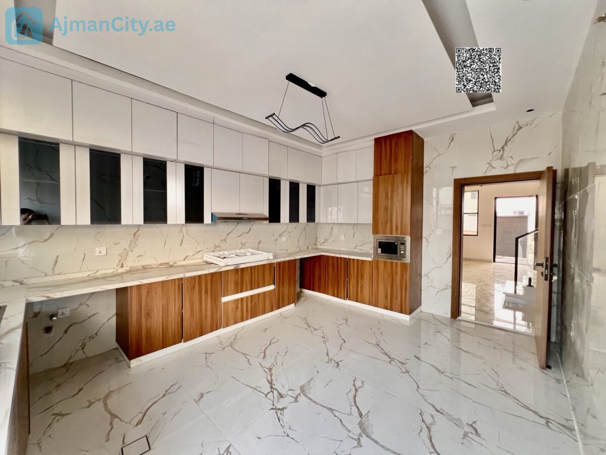 Townhouse villa in Al-Haliyo 1 consisting of 5 rooms with a living room, majlis, equipped kitchen and storage. The building area is 2560 sq ft and the land area is 1722 sq ft. The price is 1,300,000 including registration fees, and if with furniture and air conditioning, the price is 1,400,000.