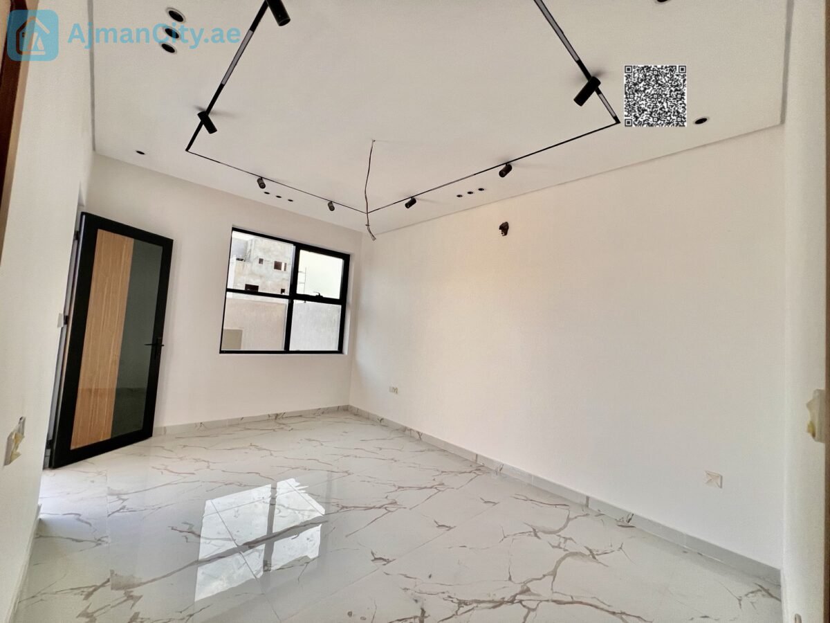 Townhouse villa in Al-Haliyo 1 consisting of 5 rooms with a living room, majlis, equipped kitchen and storage. The building area is 2560 sq ft and the land area is 1722 sq ft. The price is 1,300,000 including registration fees, and if with furniture and air conditioning, the price is 1,400,000.