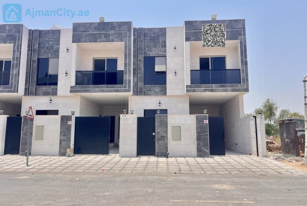 Townhouse for sale with stone facade.Built-up area: 2800 sq ftLand area: 1713 sq ft3 bedroomsRoof terrace and maid’s roomKitchen equipped with appliancesAsking price: 1,150,000 (including fees)