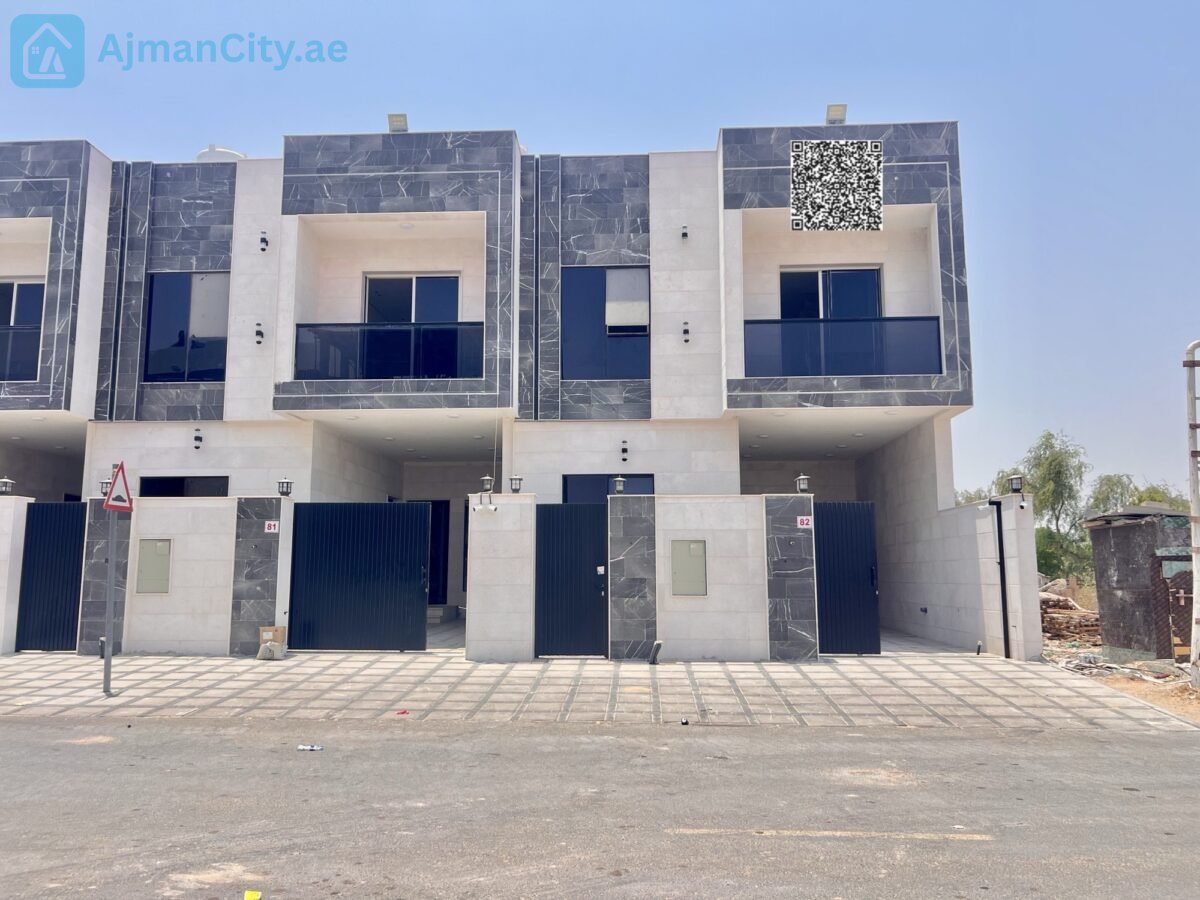 Townhouse for sale with stone facade.Built-up area: 2800 sq ftLand area: 1713 sq ft3 bedroomsRoof terrace and maid’s roomKitchen equipped with appliancesAsking price: 1,150,000 (including fees)