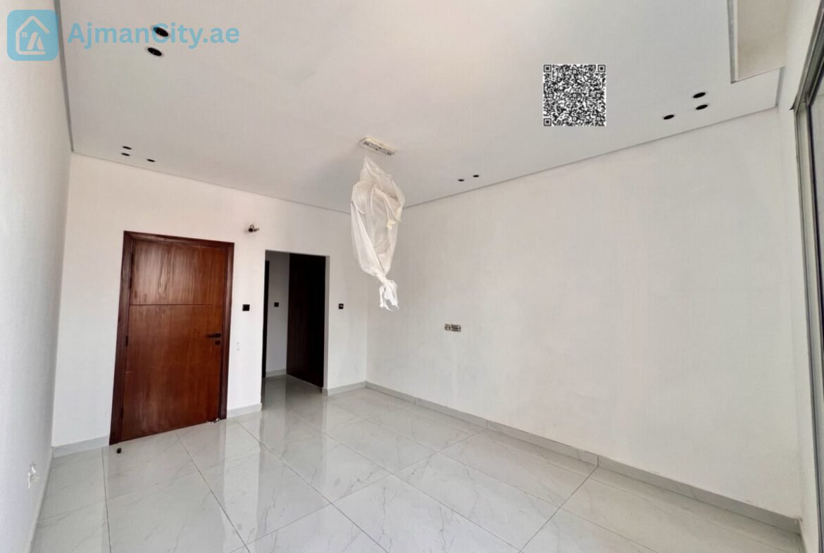Townhouse for sale with stone facade.Built-up area: 2800 sq ftLand area: 1713 sq ft3 bedroomsRoof terrace and maid’s roomKitchen equipped with appliancesAsking price: 1,150,000 (including fees)