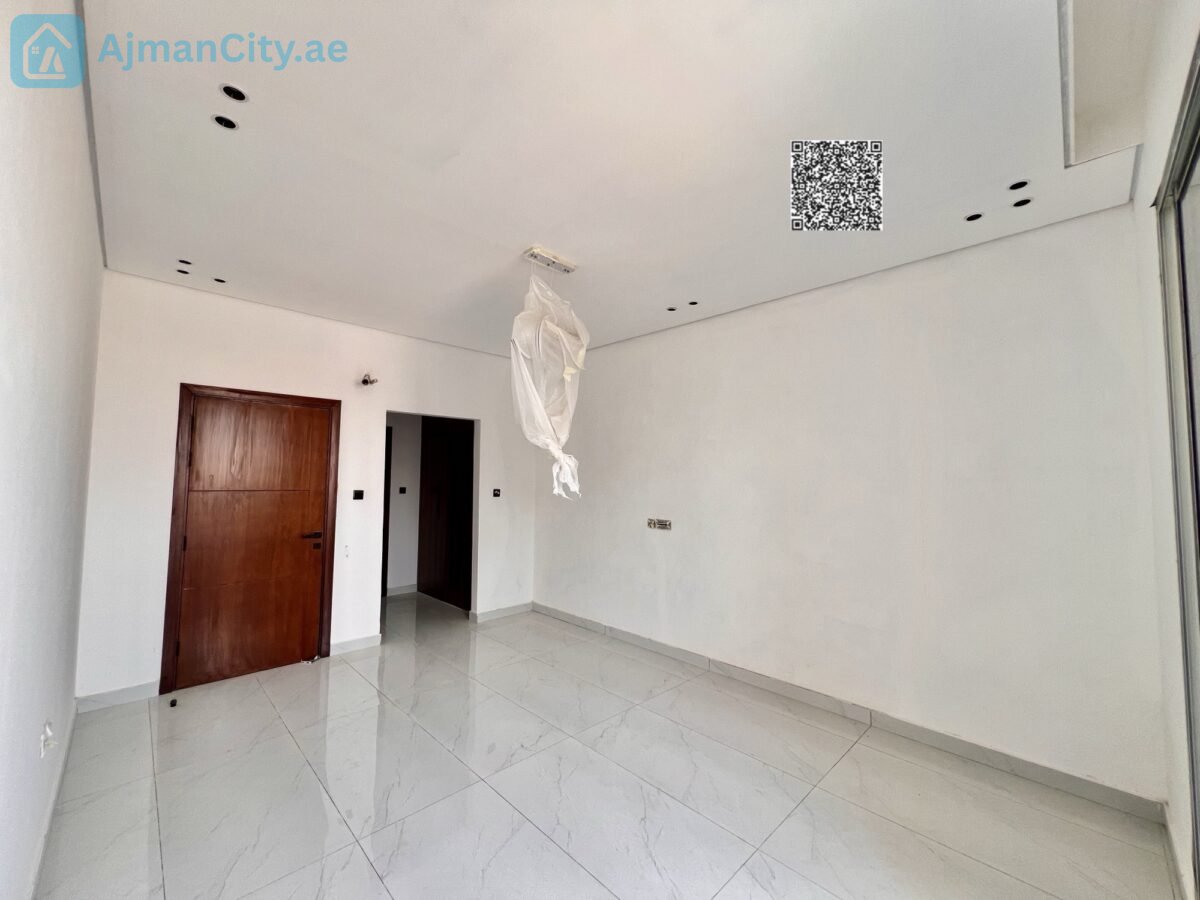 Townhouse for sale with stone facade.Built-up area: 2800 sq ftLand area: 1713 sq ft3 bedroomsRoof terrace and maid’s roomKitchen equipped with appliancesAsking price: 1,150,000 (including fees)