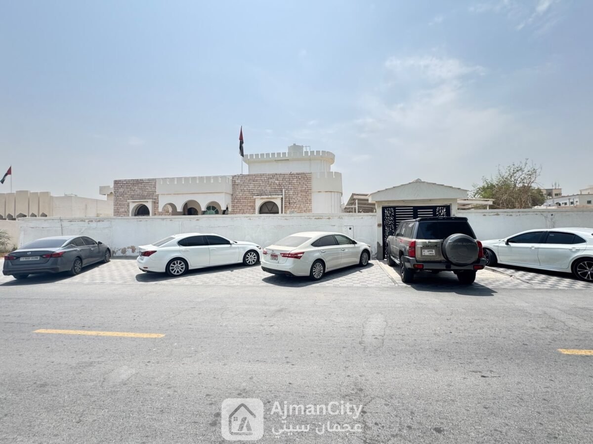 فيلا للبيع طابق ارضي مع ملحق 10000 قدم