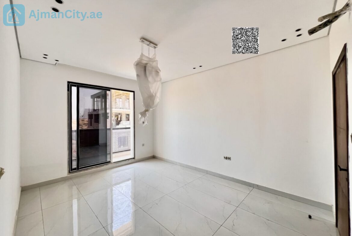 Townhouse for sale with stone facade.Built-up area: 2800 sq ftLand area: 1713 sq ft3 bedroomsRoof terrace and maid’s roomKitchen equipped with appliancesAsking price: 1,150,000 (including fees)