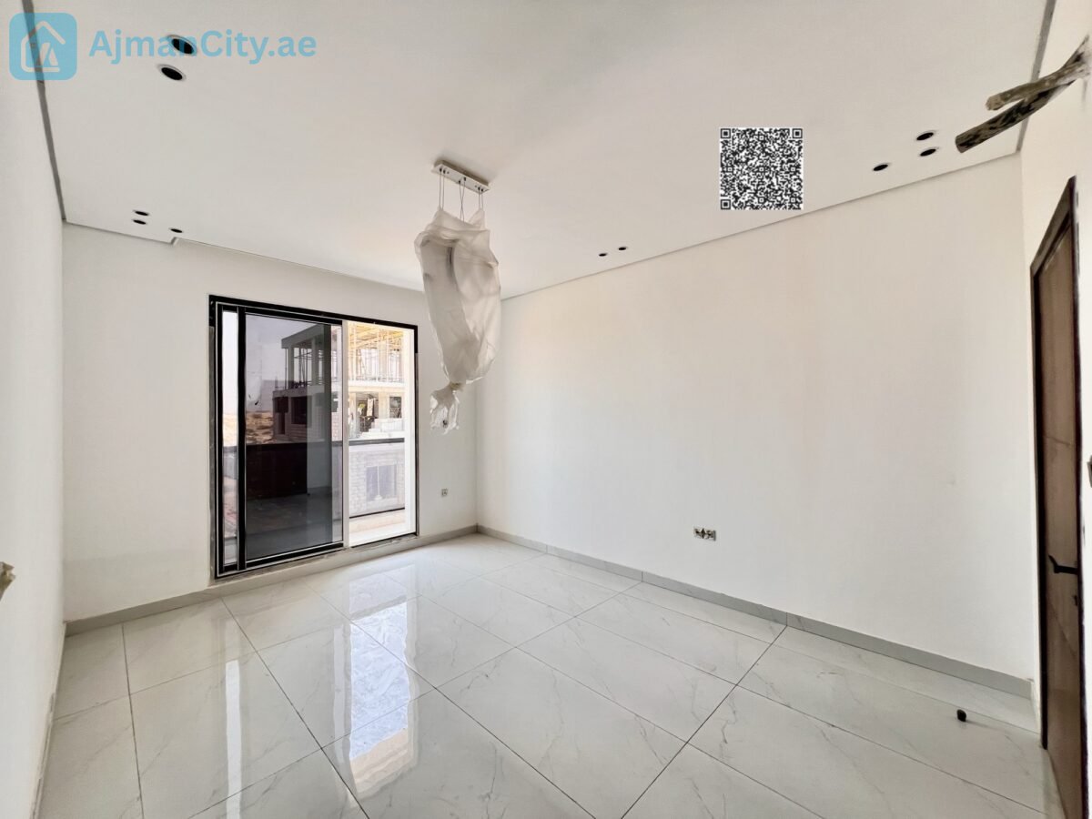 Townhouse for sale with stone facade.Built-up area: 2800 sq ftLand area: 1713 sq ft3 bedroomsRoof terrace and maid’s roomKitchen equipped with appliancesAsking price: 1,150,000 (including fees)