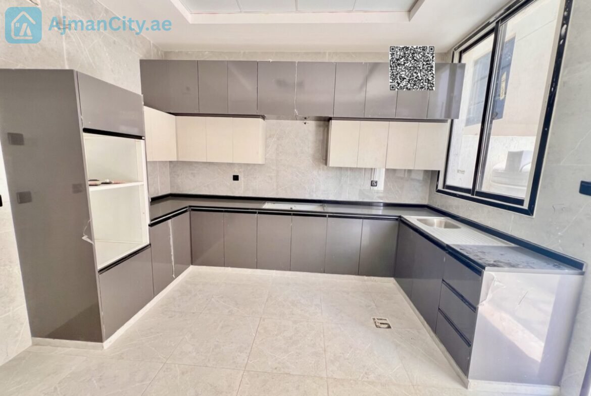 Townhouse for sale with stone facade.Built-up area: 2800 sq ftLand area: 1713 sq ft3 bedroomsRoof terrace and maid’s roomKitchen equipped with appliancesAsking price: 1,150,000 (including fees)