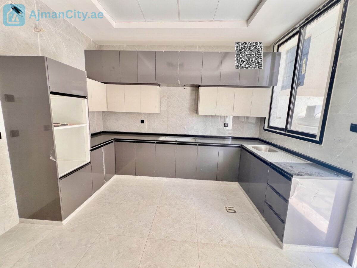 Townhouse for sale with stone facade.Built-up area: 2800 sq ftLand area: 1713 sq ft3 bedroomsRoof terrace and maid’s roomKitchen equipped with appliancesAsking price: 1,150,000 (including fees)