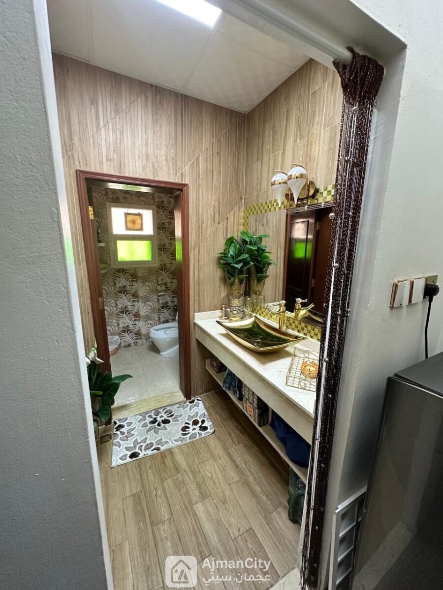 فلتين سكني تجاري للبيع الروضة عجمان