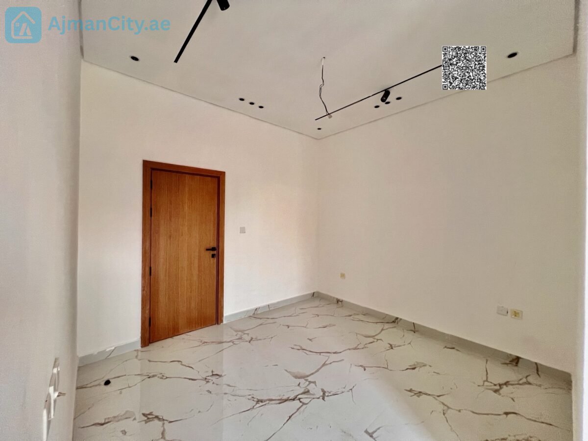 Townhouse villa in Al-Haliyo 1 consisting of 5 rooms with a living room, majlis, equipped kitchen and storage. The building area is 2560 sq ft and the land area is 1722 sq ft. The price is 1,300,000 including registration fees, and if with furniture and air conditioning, the price is 1,400,000.