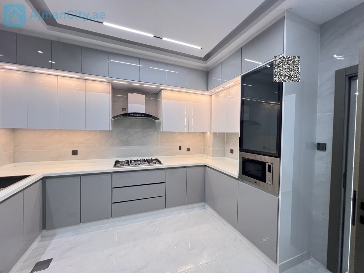 Townhouse for Sale – Al Helio Center 🏡 Townhouse for Sale – Al Helio Center 🏡 5 Master Bedrooms📐 Land Area: 1,722 sq ft 🏗️ Built-up Area: 3,400 sq ft🏠 Ground + First + Roof 🛋️ Majlis + Living Room + Kitchen🚗 Indoor Parking 🌅 Front Roof + Rear Roof🌿 Large Balcony off Master Bedroom 👔 Wardrobes💰 Price: AED 1,375,000 (Inclusive of Fees)Slightly Negotiable ✅ Full Commission by Seller
