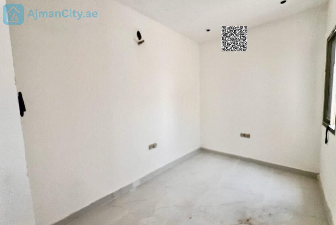 Townhouse for sale with stone facade.Built-up area: 2800 sq ftLand area: 1713 sq ft3 bedroomsRoof terrace and maid’s roomKitchen equipped with appliancesAsking price: 1,150,000 (including fees)