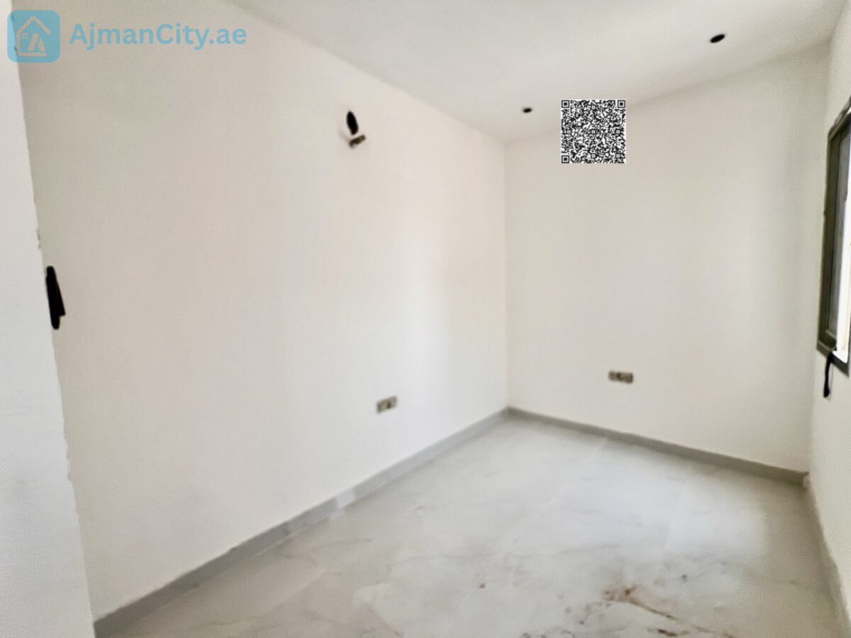 Townhouse for sale with stone facade.Built-up area: 2800 sq ftLand area: 1713 sq ft3 bedroomsRoof terrace and maid’s roomKitchen equipped with appliancesAsking price: 1,150,000 (including fees)