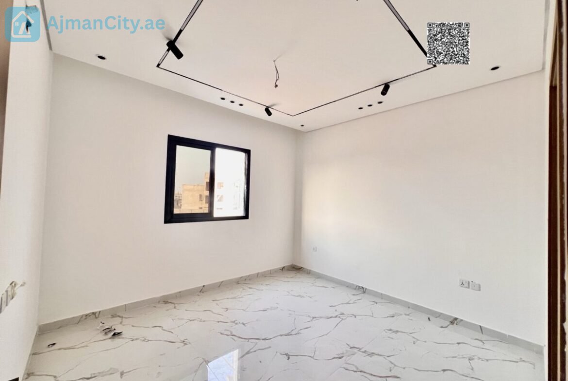 Townhouse villa in Al-Haliyo 1 consisting of 5 rooms with a living room, majlis, equipped kitchen and storage. The building area is 2560 sq ft and the land area is 1722 sq ft. The price is 1,300,000 including registration fees, and if with furniture and air conditioning, the price is 1,400,000.