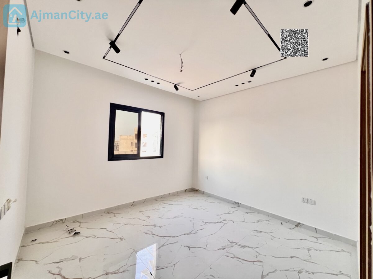 Townhouse villa in Al-Haliyo 1 consisting of 5 rooms with a living room, majlis, equipped kitchen and storage. The building area is 2560 sq ft and the land area is 1722 sq ft. The price is 1,300,000 including registration fees, and if with furniture and air conditioning, the price is 1,400,000.