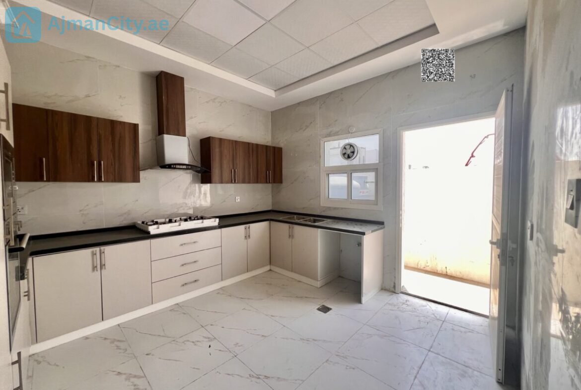 Four master bedrooms + maid’s roomMajlis, living room, and internal staircase to the roofLand area: 190 sq mBuilt-up area: approximately 3000 sq ftExcellent new price: 1,250,000Includes fees and registrationIncludes electricity and water feesVilla is on a street and alley