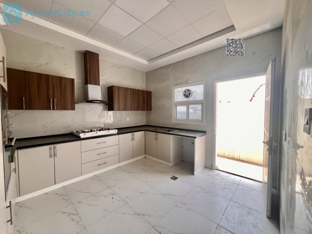 Four master bedrooms + maid’s roomMajlis, living room, and internal staircase to the roofLand area: 190 sq mBuilt-up area: approximately 3000 sq ftExcellent new price: 1,250,000Includes fees and registrationIncludes electricity and water feesVilla is on a street and alley