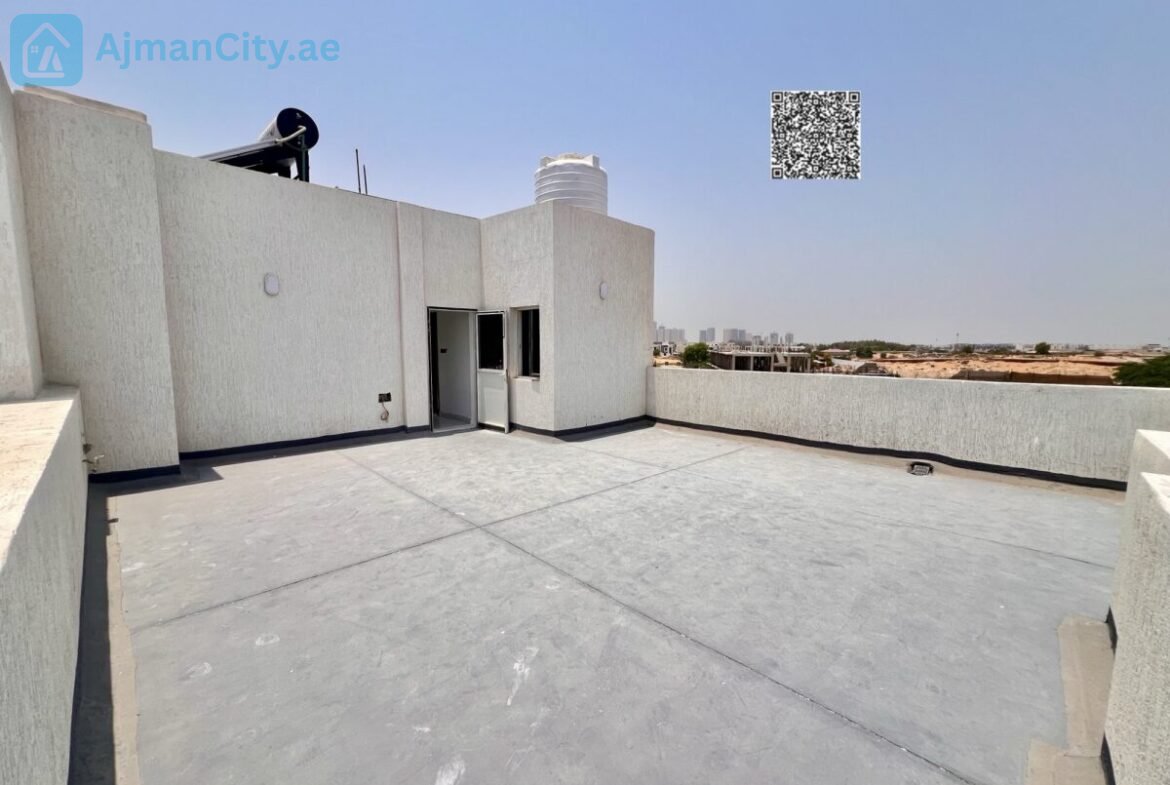 Townhouse for sale with stone facade.Built-up area: 2800 sq ftLand area: 1713 sq ft3 bedroomsRoof terrace and maid’s roomKitchen equipped with appliancesAsking price: 1,150,000 (including fees)