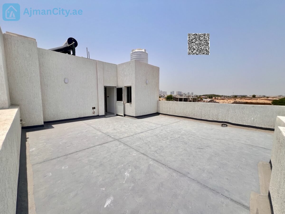 Townhouse for sale with stone facade.Built-up area: 2800 sq ftLand area: 1713 sq ft3 bedroomsRoof terrace and maid’s roomKitchen equipped with appliancesAsking price: 1,150,000 (including fees)