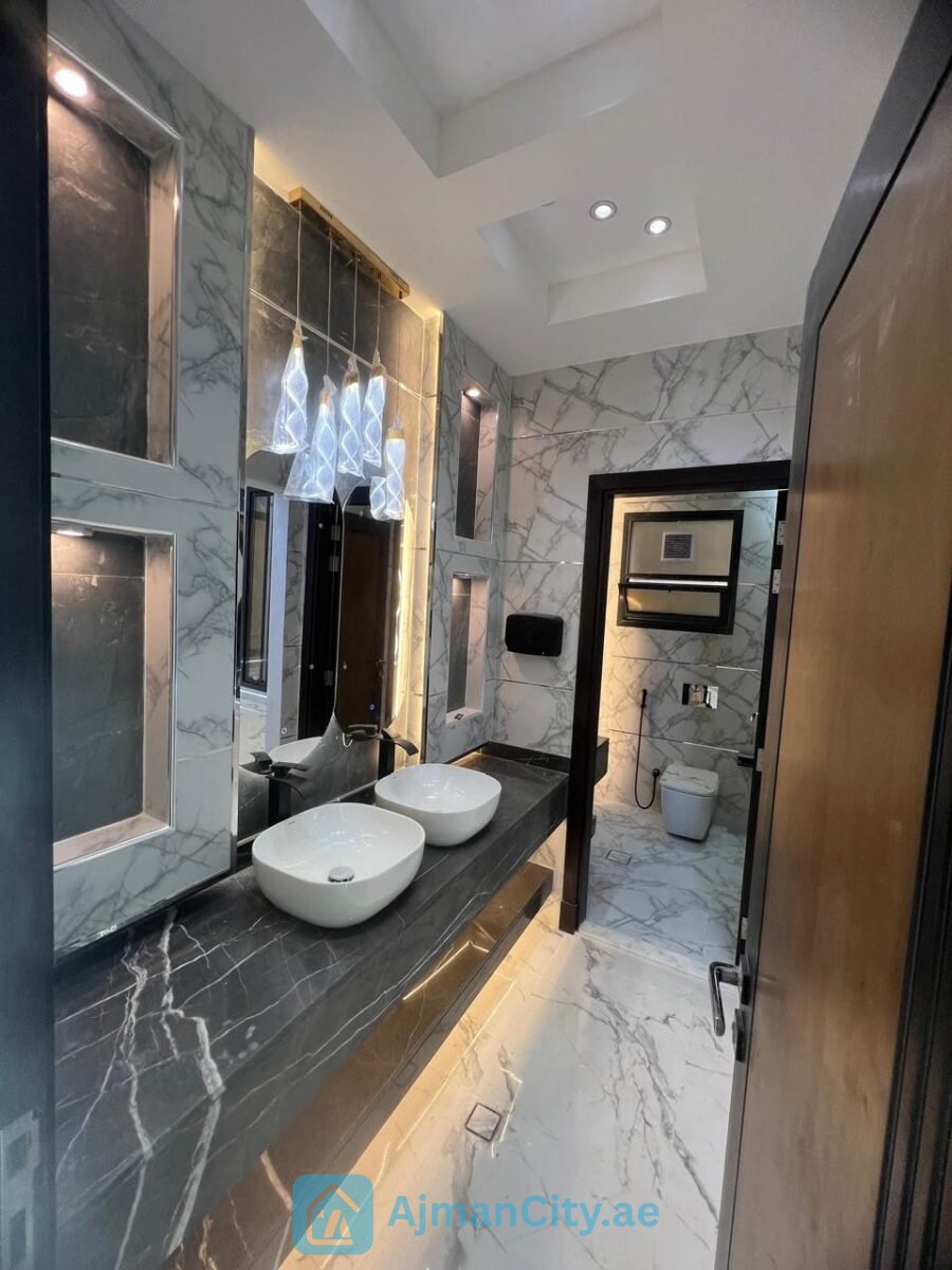 ✨ فيلا للبيع في الزاهية – تصميم عصري وموقع مميز📍 فيلا أرضي + أول + روف مفتوح📐 مساحة الأرض: 3014 قدم²🏗️ مساحة البناء: 3300 قدم²🏡 تفاصيل الفيلا:🔹 الطابق