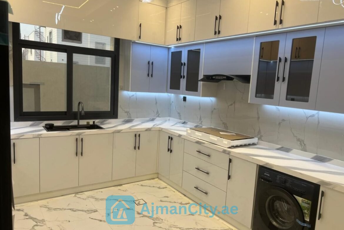 ✨ فيلا للبيع في الزاهية – تصميم عصري وموقع مميز📍 فيلا أرضي + أول + روف مفتوح📐 مساحة الأرض: 3014 قدم²🏗️ مساحة البناء: 3300 قدم²🏡 تفاصيل الفيلا:🔹 الطابق