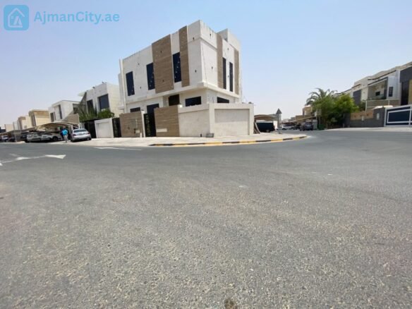 فيلا فاخره زاويه شارعين في منطقه الزاهيه عجمان