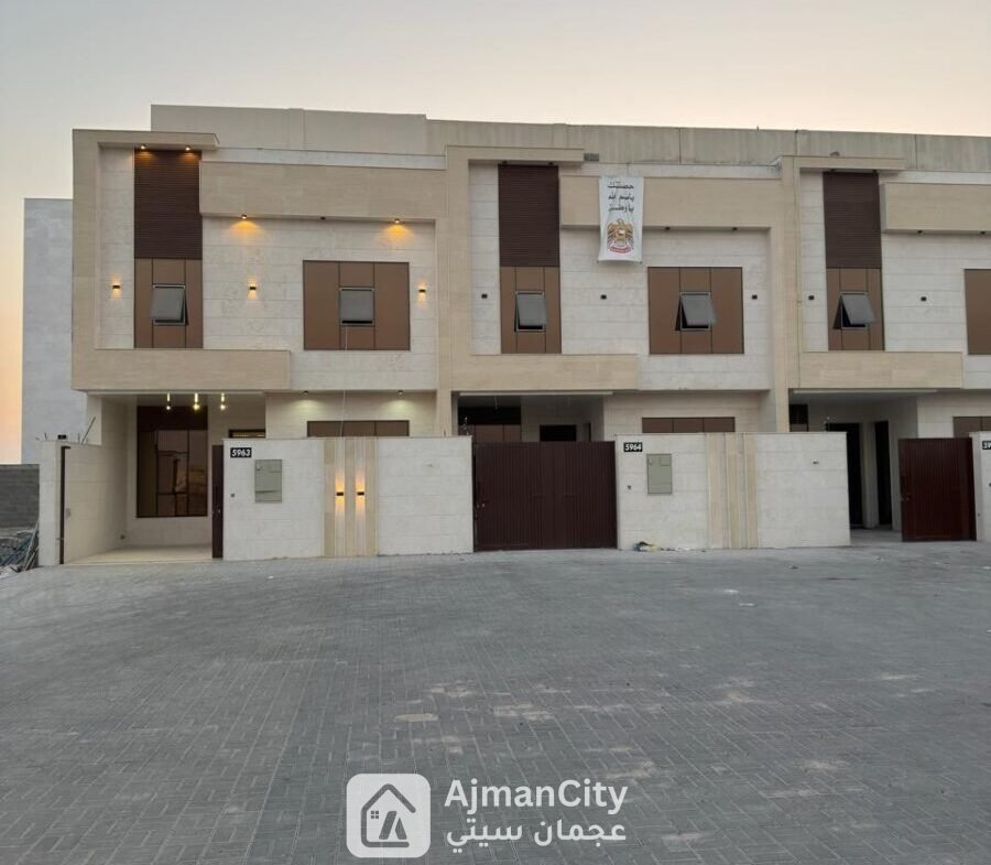🏡🔥 فرصة لا تعوض في عجمان!للبيع فلل تاون هاوس جاهزة للسكن في الحليو سنتر 2 على الشارع العام المؤدي إلى دوار الزاهية.✨ 5 غرف نوم + روف✨ ديكورات مودرن